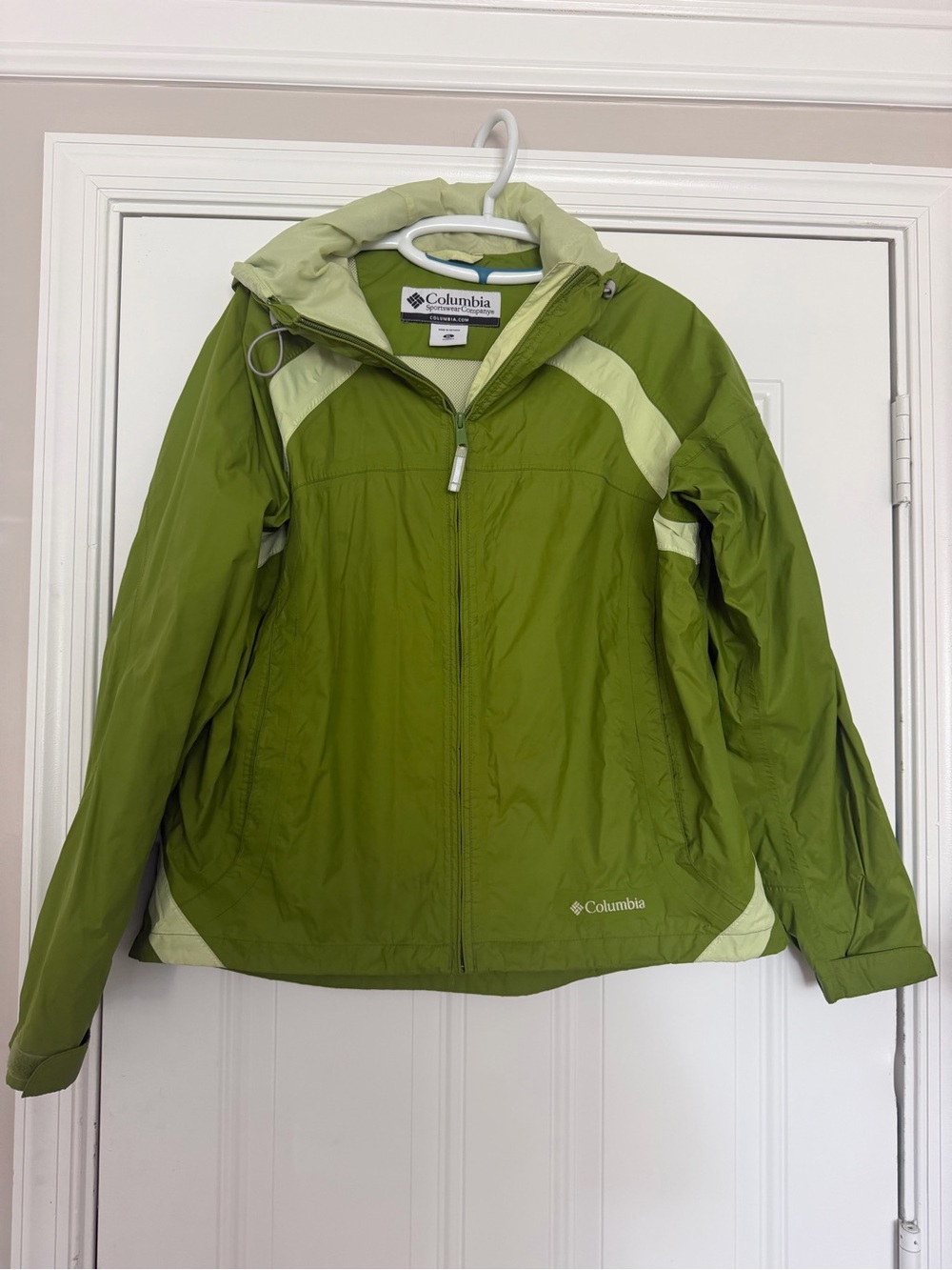 Columbia Green Hooded woman’sRain Jacket with Light Green Accents